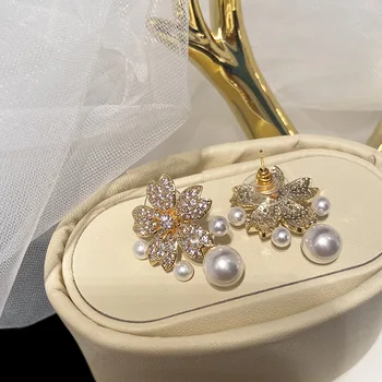 Móda kolo white pearl so zlatými cz kvet stud náušnice pre ženy