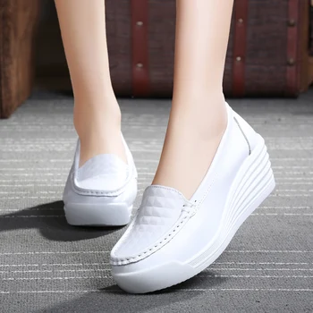Nové dámske zvýšené bežné športové topánky pohodlné, priedušné, ľahké móde non-slip opotrebovaniu malé biele topánky