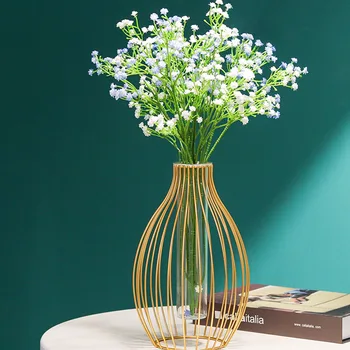 Malé priehľadné kovaného železa váza na jedálenský stôl, malé zlaté kovové, sklenené vázy, kvety sedenie v obývacej izbe