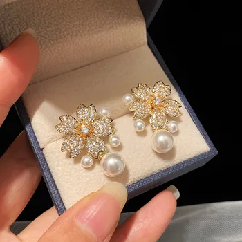 Móda kolo white pearl so zlatými cz kvet stud náušnice pre ženy