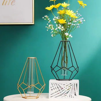 Malé priehľadné kovaného železa váza na jedálenský stôl, malé zlaté kovové, sklenené vázy, kvety sedenie v obývacej izbe
